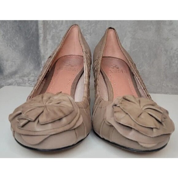 Vince Camuto Womens Heels 7.5B Cone TAUPE Leather Closed Round Toe Flower, NWOT - Picture 3 of 16